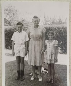 Elaine with her mother, Gwen, and brother Tyrell